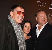 Schauspieler Sasha Hehn mit Partnerin Gloria, Oliver Kastalio, Rodenstock CEO bei der Rodenstock Eyewear Show am 12.01.2018 im Münchner Haus der Kunst (Foto: Martin Schmitz)